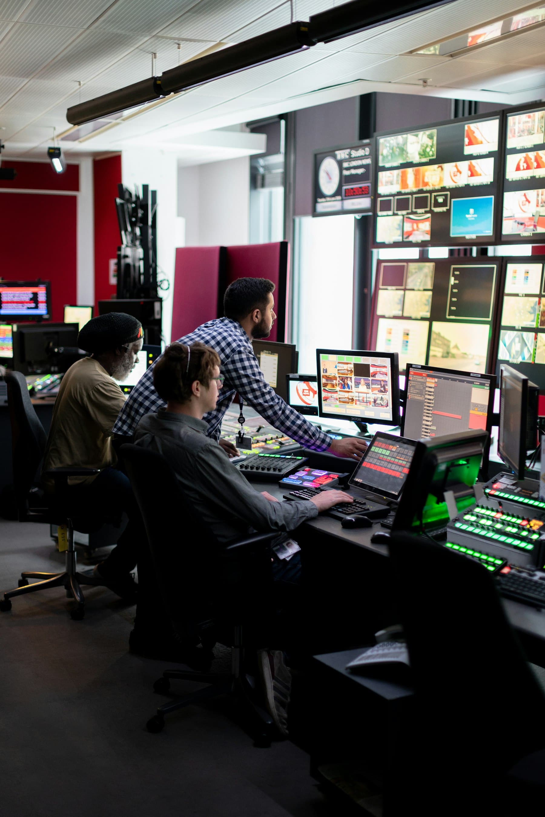 Ekipi i studios në bashkëpunim